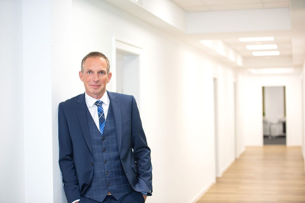 Ra Scharrmann im Büro in Essen